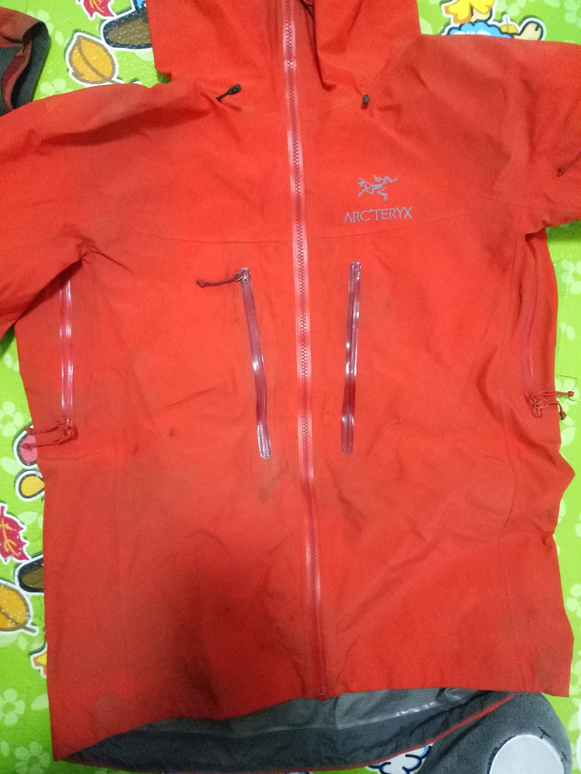 修始祖鸟冲锋衣 一个拉链无意中暴露了多个品牌的做工