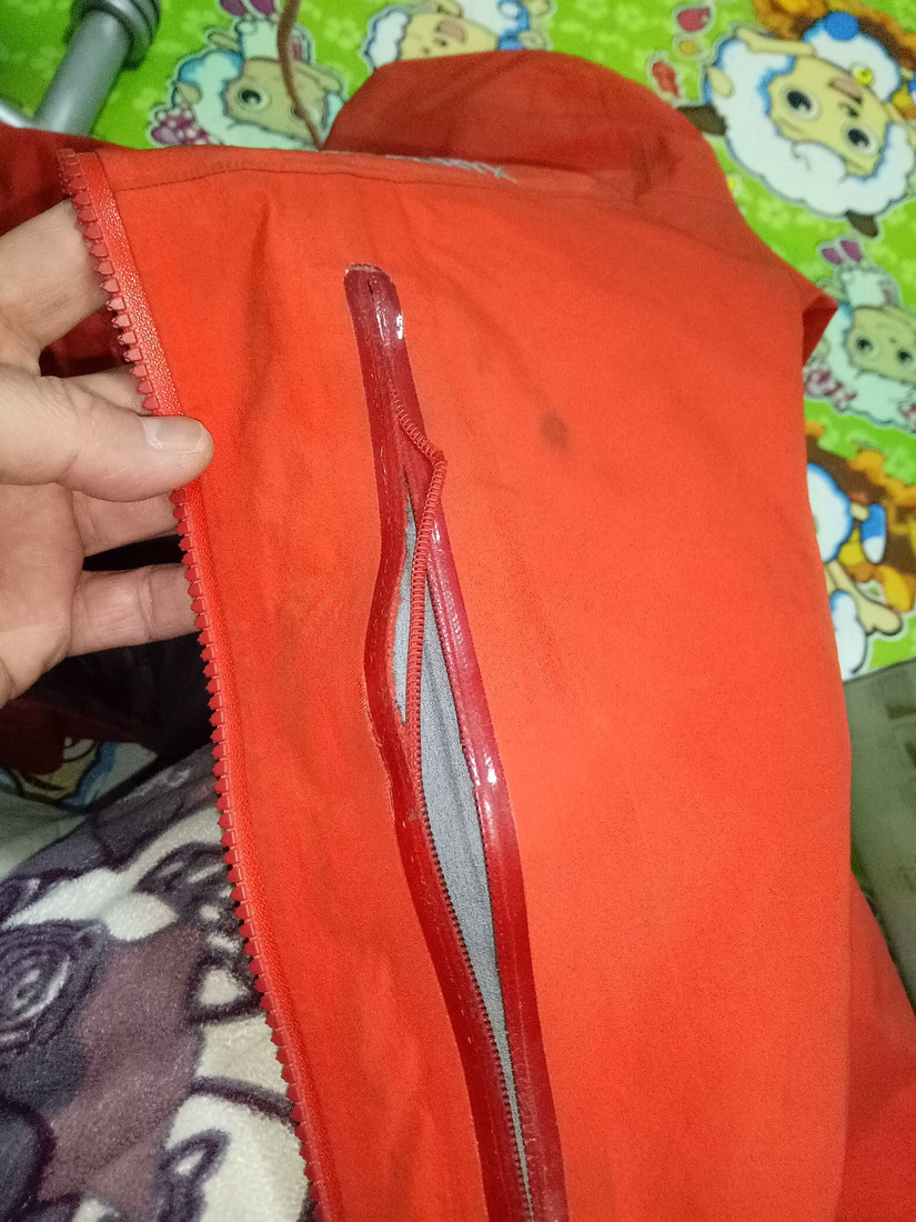 修始祖鸟冲锋衣 一个拉链无意中暴露了多个品牌的做工