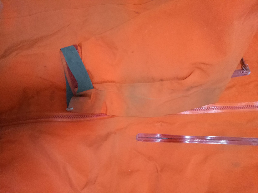 修始祖鸟冲锋衣 一个拉链无意中暴露了多个品牌的做工