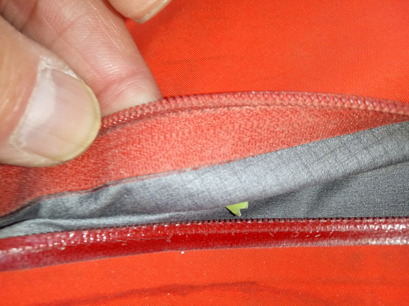 修始祖鸟冲锋衣 一个拉链无意中暴露了多个品牌的做工