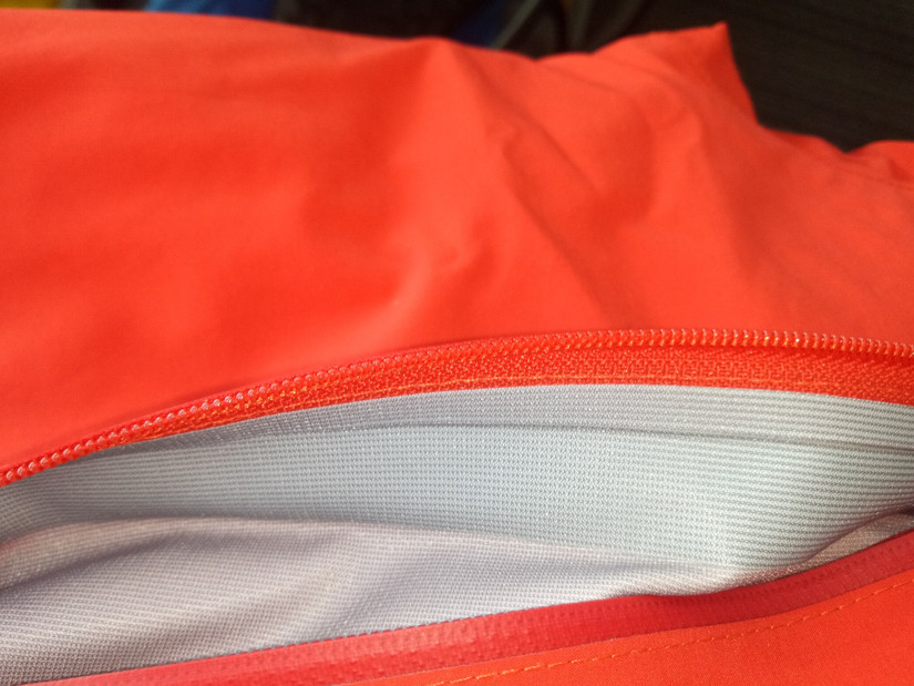 修始祖鸟冲锋衣 一个拉链无意中暴露了多个品牌的做工