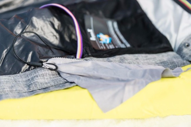 HALTI滑雪服冲锋衣偏重自由式滑雪设计